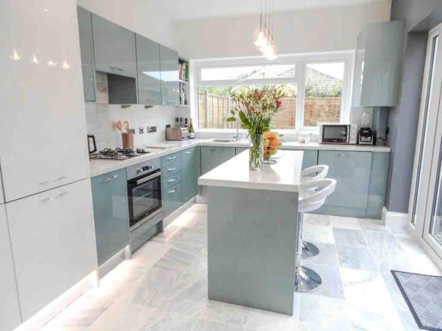 Spacious 4 Bed Rooms, Parking, Garden And Near Parks, Beaches And University Bournemouth Bagian luar foto