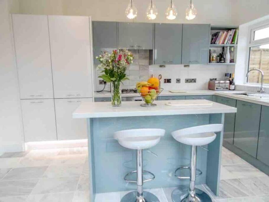 Spacious 4 Bed Rooms, Parking, Garden And Near Parks, Beaches And University Bournemouth Bagian luar foto