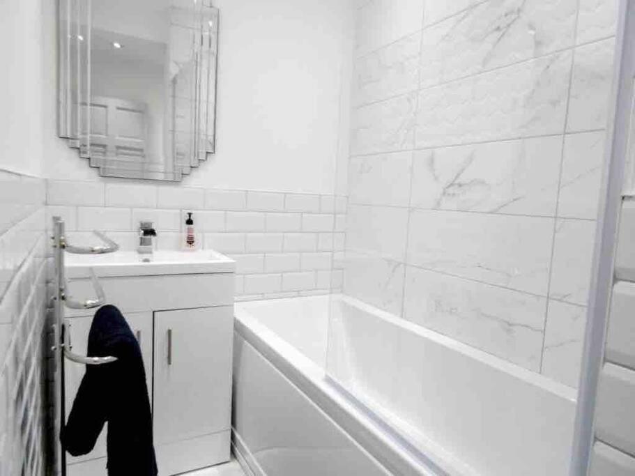 Spacious 4 Bed Rooms, Parking, Garden And Near Parks, Beaches And University Bournemouth Bagian luar foto