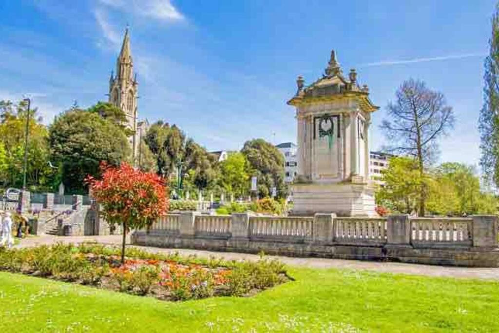 Spacious 4 Bed Rooms, Parking, Garden And Near Parks, Beaches And University Bournemouth Bagian luar foto