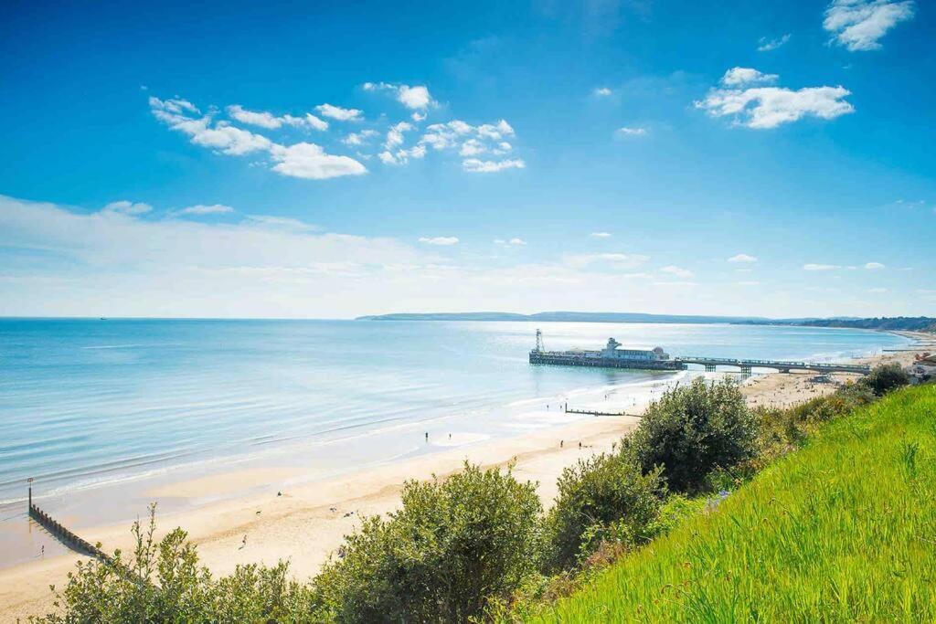 Spacious 4 Bed Rooms, Parking, Garden And Near Parks, Beaches And University Bournemouth Bagian luar foto
