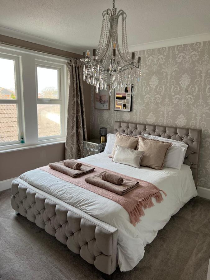 Spacious 4 Bed Rooms, Parking, Garden And Near Parks, Beaches And University Bournemouth Bagian luar foto